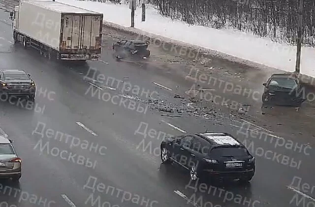  Отлетевшее колесо и несоблюдение дистанции привели к ДТП на 101 километре МКАД