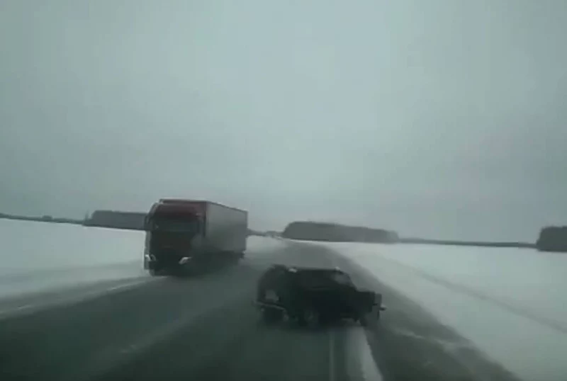  ДТП на Южном обходе Омска: &laquo;Ниву&raquo; вынесло на встречную полосу