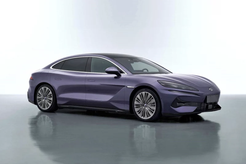 Мощный трёхмоторный седан Denza Z9 готовится выйти на рынок вслед за &laquo;пятидверкой&raquo;