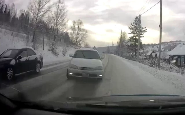  Авария в Таштаголе: водитель универсала выехал на встречную полосу