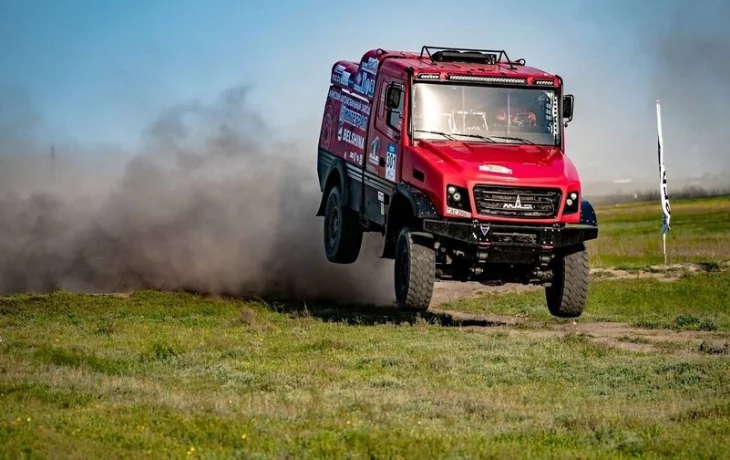 &laquo;Лопнула рама, капот немного сложился&raquo;. Единственный экипаж МАЗа сошел на ралли &laquo;Золото Кагана&raquo;