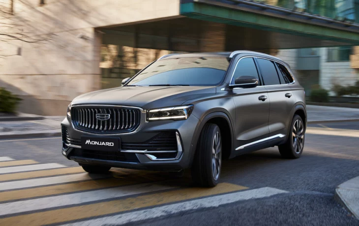 Популярный кроссовер Geely Monjaro получил порцию обновок в России