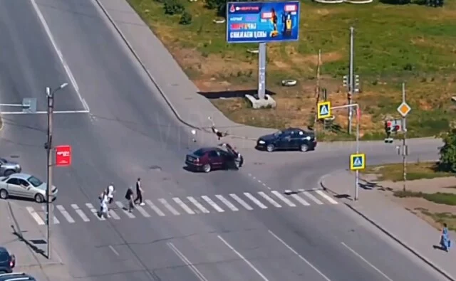  ДТП в Бийске: мотоциклист проехал перекресток на красный и столкнулся с автомобилем