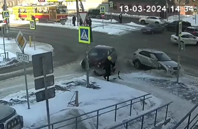  &laquo;Родилась в рубашке&raquo;: женщина едва не погибла в результате ДТП на перекрестке в Барнауле