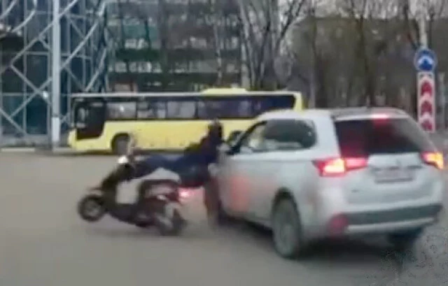  ДТП в подмосковных Химках: водитель автомобиля не пропустил скутериста