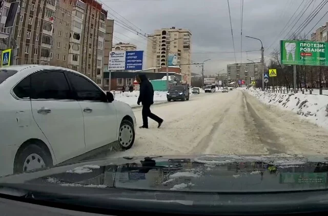  В Миассе легковой автомобиль сбил переходившего дорогу пешехода