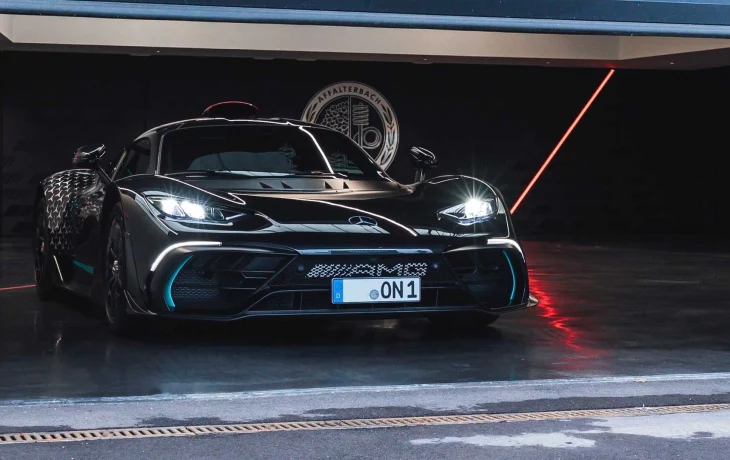 Смотрите, как Mercedes-AMG One преодолевает трассу с видом от третьего лица 0