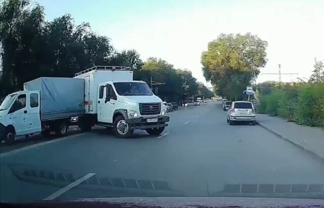  &laquo;Газель&raquo; без водителя покатилась назад и устроила ДТП в Магнитогорске