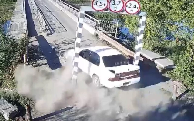  В Усть-Куте водитель не справился с управлением и врезался в дорожные ворота