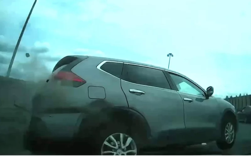  Момент массового ДТП на КАД: один из автомобилей перевернулся на крышу