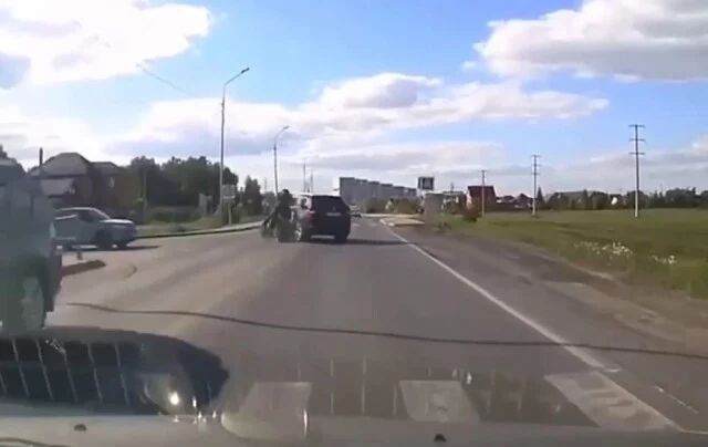  Момент ДТП в Тюмени: водитель питбайка погиб от столкновения с автомобилем