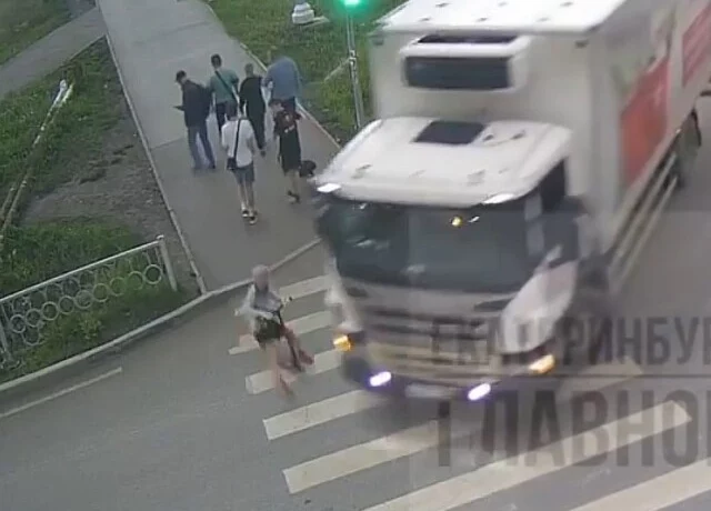  В Екатеринбурге грузовик сбил ребенка на самокате