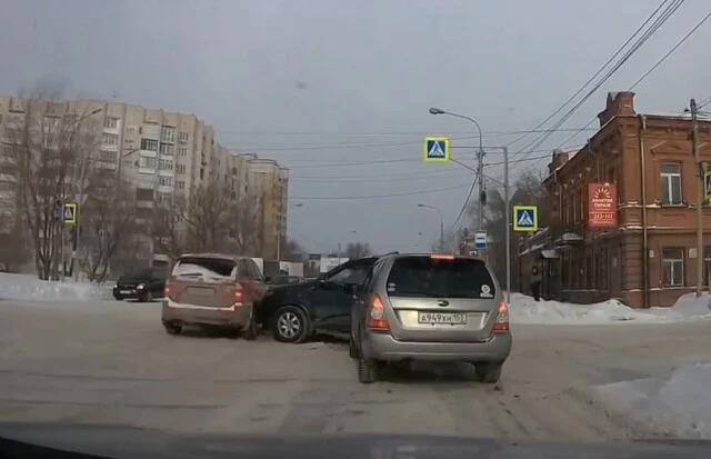  В Омске водитель кроссовера пытался проскочить перекресток на красный и подбил два авто