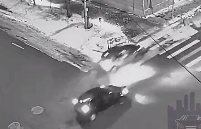  Автомобиль врезался в светофор в результате ДТП в Красноярске