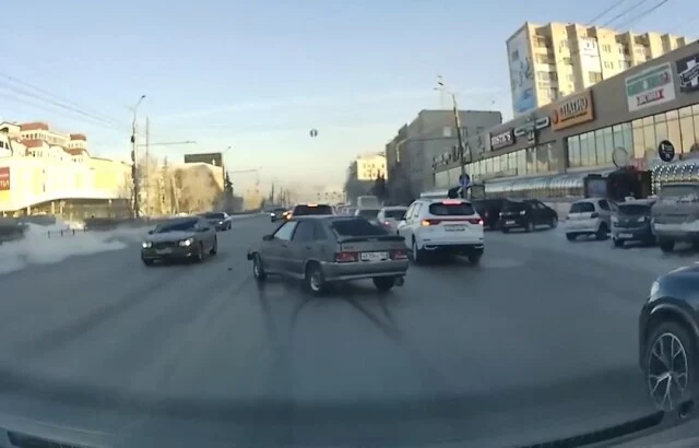  В Омске кроссовер перестраивался в левую полосу и столкнулся с &laquo;Ладой&raquo;