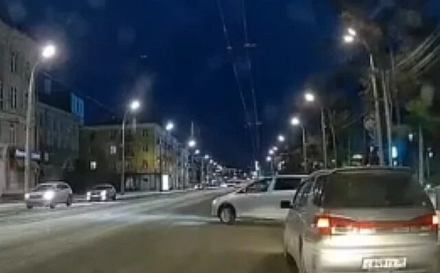  Опасная ситуация в Иркутске: универсал занесло на трамвайных рельсах