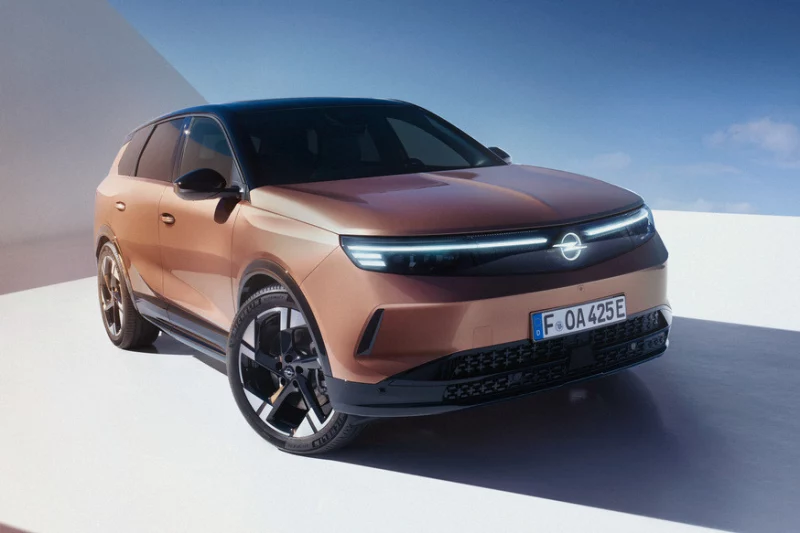 Кроссовер Opel Grandland подрос в новом поколении и получил необычные интерьерные фишки