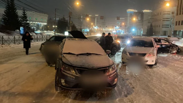 &laquo;Мерседес-Бенц&raquo; устроил массовое ДТП в центре Новосибирска