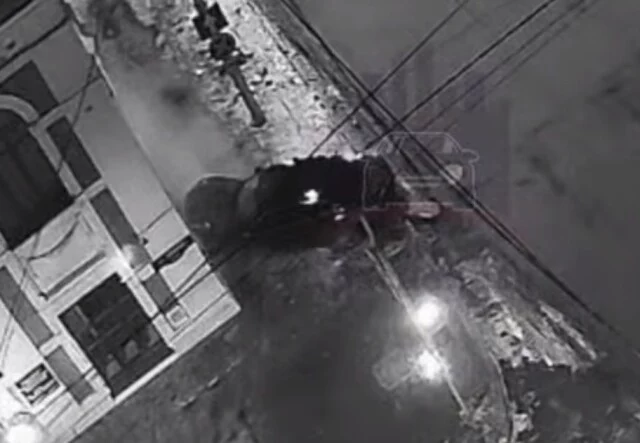  Что-то пошло не так: в Красноярске автомобиль вылетел с дороги и врезался в здание