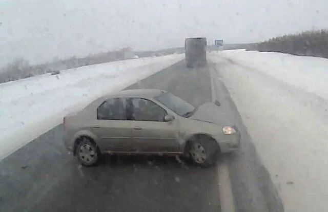  ДТП на трассе М-7 под Казанью: девушка на &laquo;Логане&raquo; врезалась в снегоуборочную технику