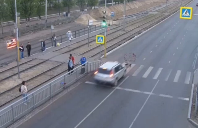  В Улан-Удэ парень решил перебежать дорогу на красный и попал под колеса кроссовера