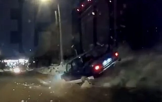  В Кирове ночной &laquo;гонщик&raquo; на &laquo;Жигулях&raquo; не справился с управлением и залетел на сугроб