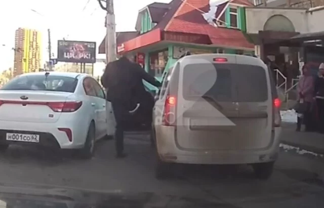  В Рязани один водитель избил другого за парковку на на&nbsp;остановке