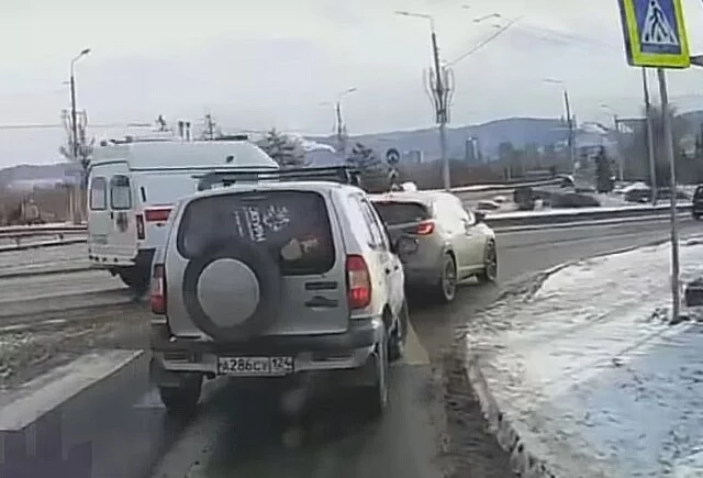  Авария в Красноярске: водитель &laquo;Нивы&raquo; ускорился и въехал в кроссовер