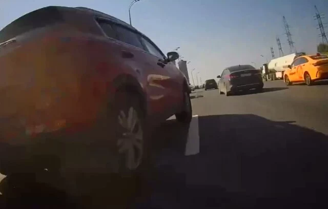  &laquo;Никто не пострадал&raquo;: мотоцикл и автомобиль столкнулись на МКАД