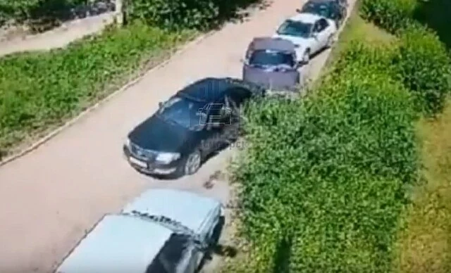  В Красноярске неадекватный водитель разбил во дворе четыре машины и пытался скрыться
