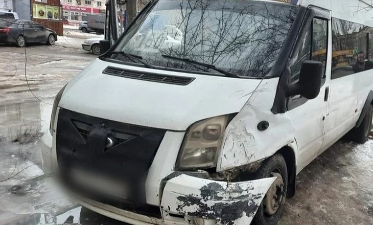 В центре Волгограда маршрутка вылетела на тротуар после тарана иномарки