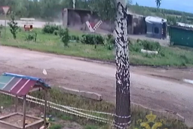  В Свердловской области грузовик опрокинулся и снёс остановку