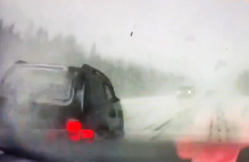  Момент смертельного ДТП под Братском: &laquo;Ниву&raquo; с прицепом вынесло на встречную полосу