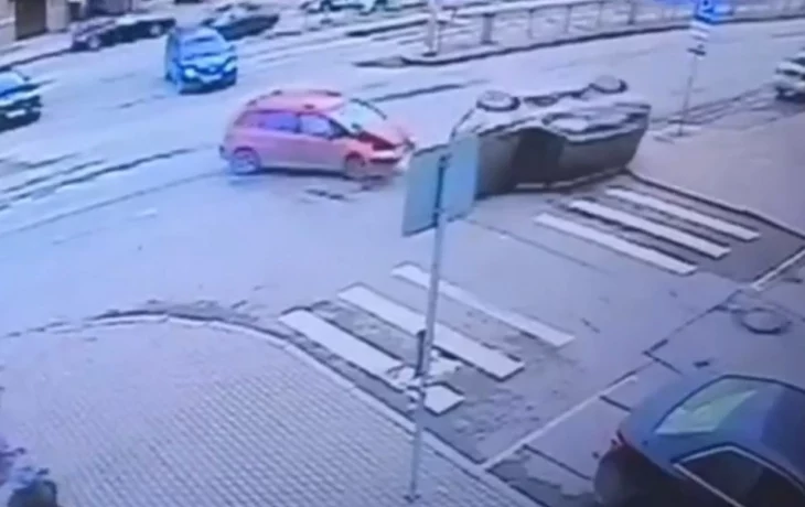  ДТП с переворотом в Петербурге: Geely не уступил дорогу Kia