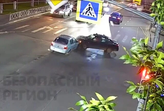  ДТП в Ярославле у &laquo;Флагмана&raquo;: один поворачивал, а другой двигался прямо