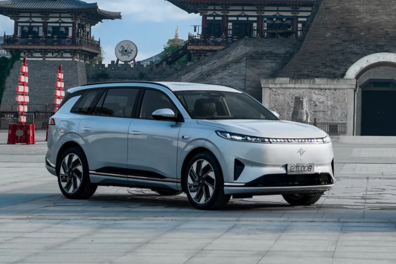 Кроссовер e&pi; 008 от Dongfeng: выдвижная тумба, два варианта начинки и одна цена