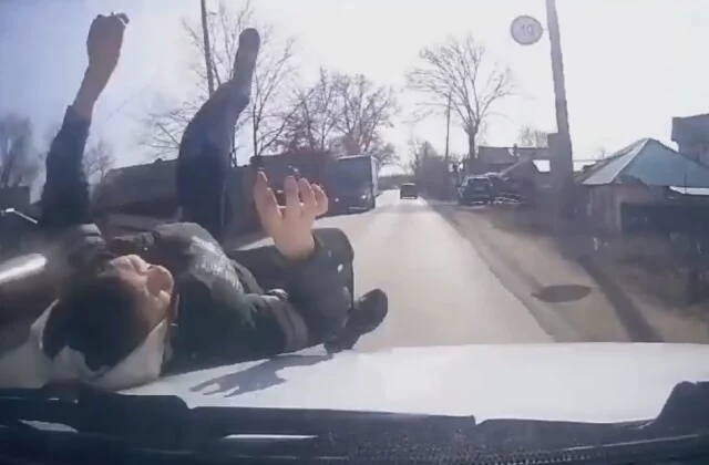  В Сарапуле школьник выбежал на дорогу и попал под колеса автомобиля