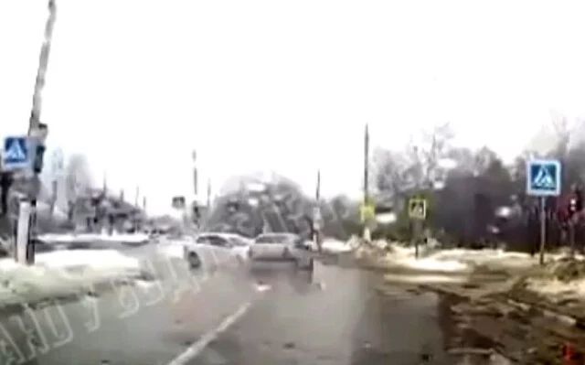  В Твери водитель &laquo;Логана&raquo; пытался проскочить на запрещающий сигнал светофора и попал в ДТП