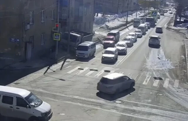  Грузовик пролетел по тротуару и врезался в столб в Южно-Сахалинске