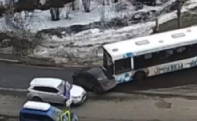  &laquo;Слон и Моська&raquo;: в Мурманске водитель легковушки при повороте направо подлез под автобус