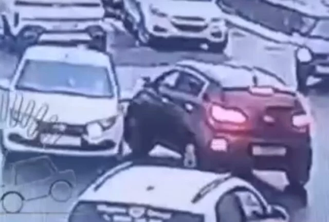  В Мурманске водитель кроссовера хотел повернуть налево и стлокнулся с &laquo;Ладой&raquo;