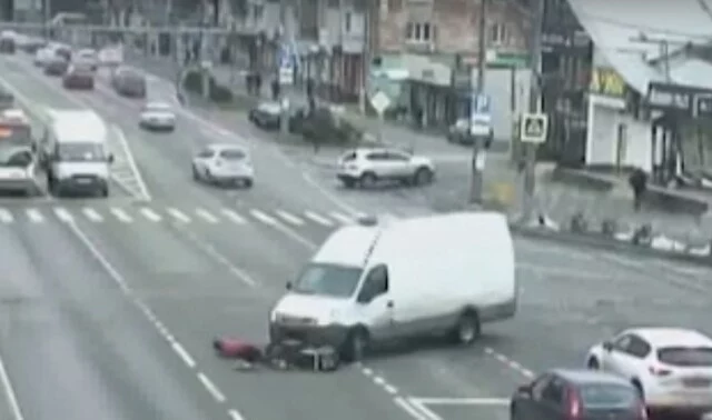  Грузовик снёс скутериста на перекрестке в Краснодаре