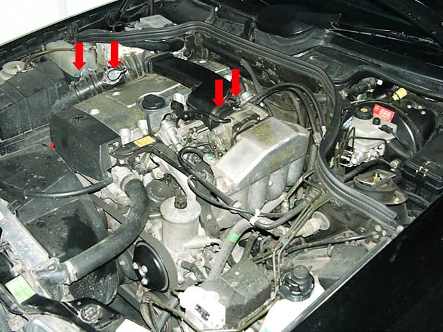 Замена свечей зажигания (111) и воздушного фильтра