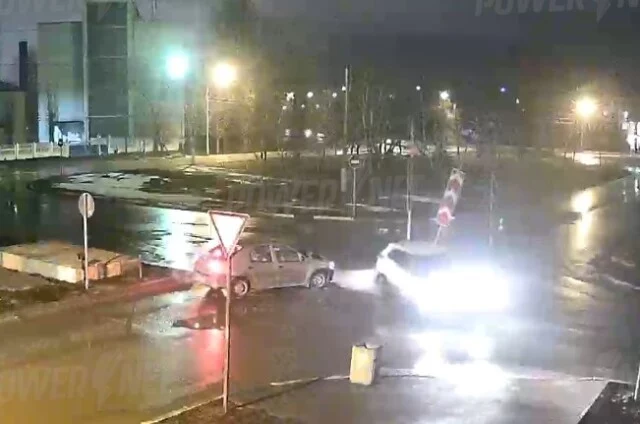  Седан и кроссовер столкнулись на одном из перекрестков в Волжском