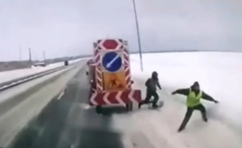  Фура снесла автомобиль дорожной службы на трассе М-12