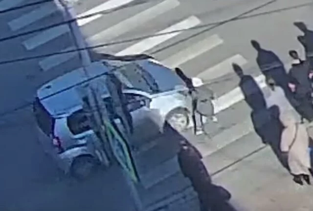  В Красноярске ребенок на самокате попал под машину