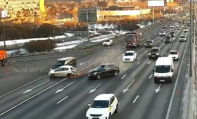  &laquo;Шашки&raquo; за рулем привели к ДТП на МКАД