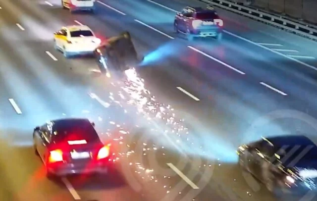  Автомобиль перевернулся в результате ДТП на МКАД