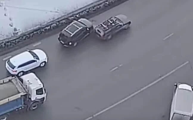  В Красноярске водитель пытался избежать столкновения и спровоцировал аварию