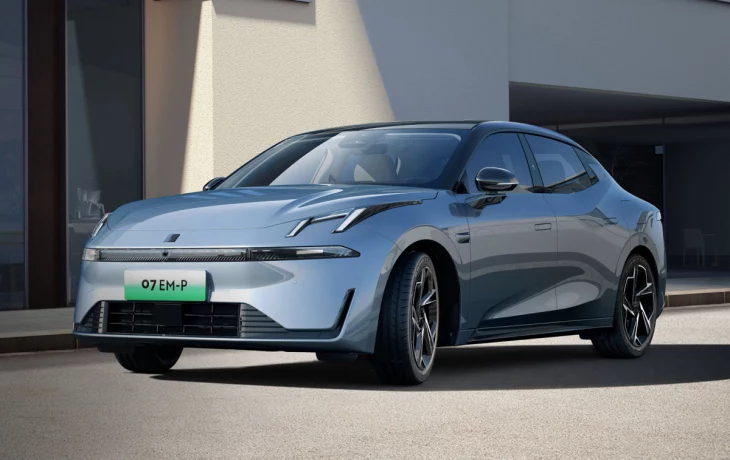 Седан Lynk &amp; Co 07 от Geely и Volvo на новых фото: двухцветный руль и &laquo;телевизор&raquo; в салоне